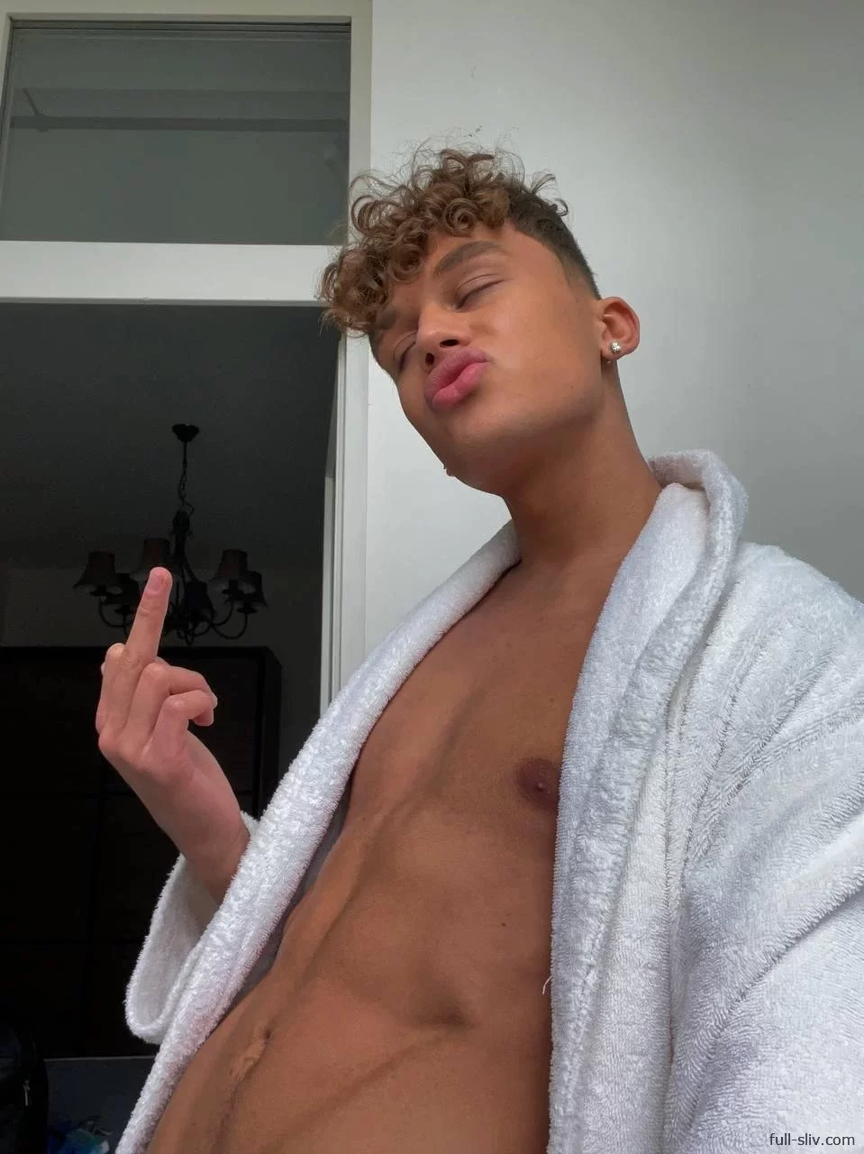 Паша Сникерс